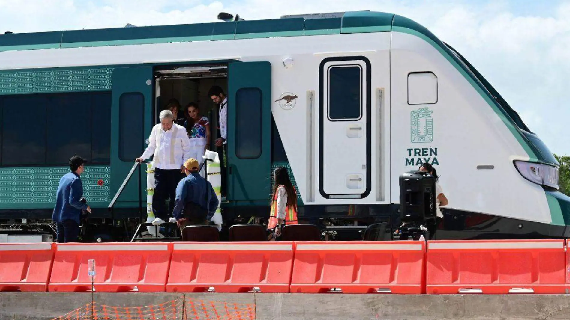 AMLO en vagon del Tren Maya